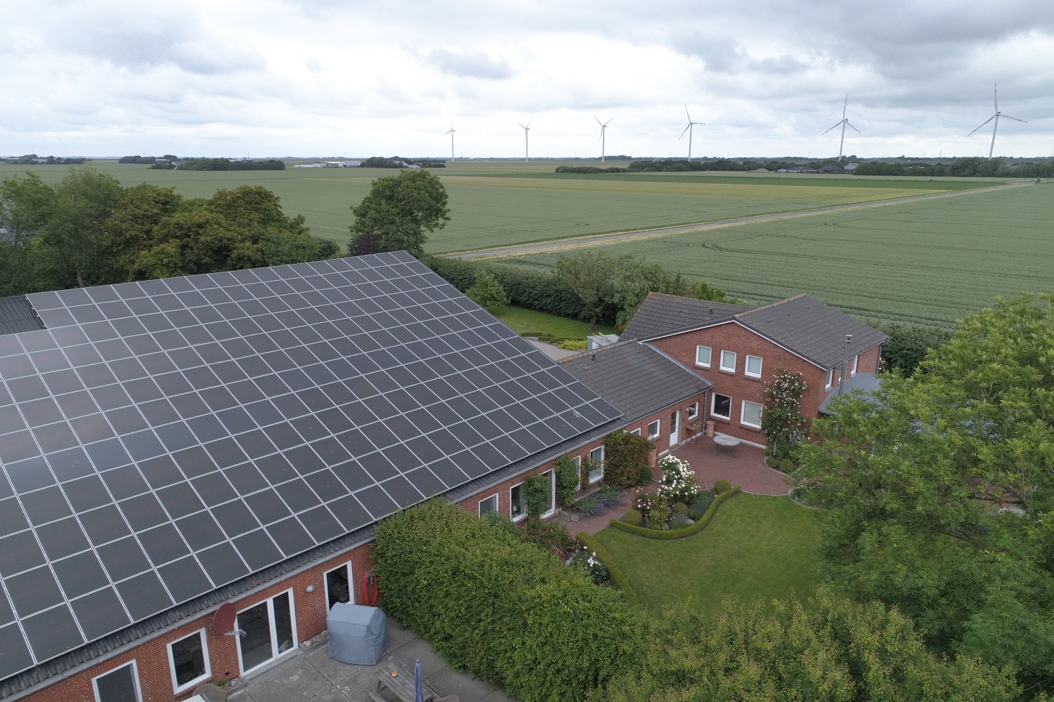 Modernisierungsbeispiel FWLK II modernisierter Hof Stalldach mit PV