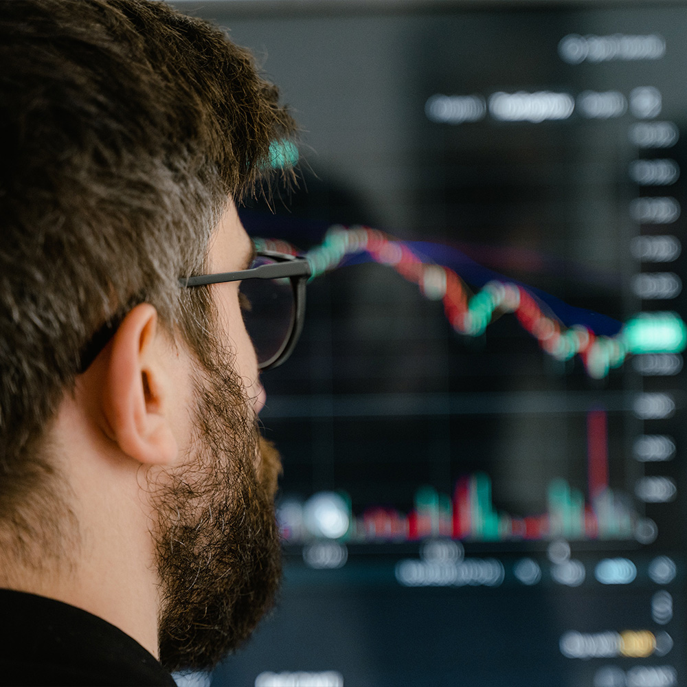 Heizölpreiszusammensetzung Rohstoffbörse Mann im Vordergrund